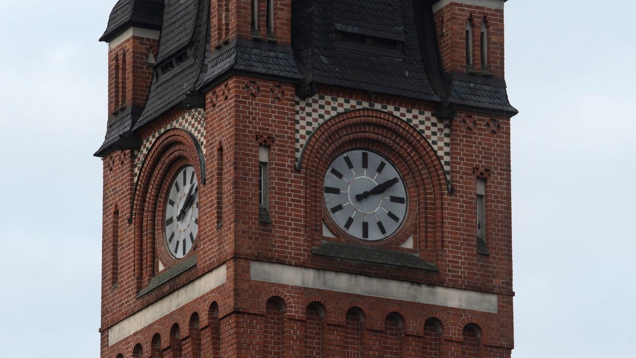 Die Turmuhr am Rathaus in Berlin-Köpenick steht noch immer auf 14.