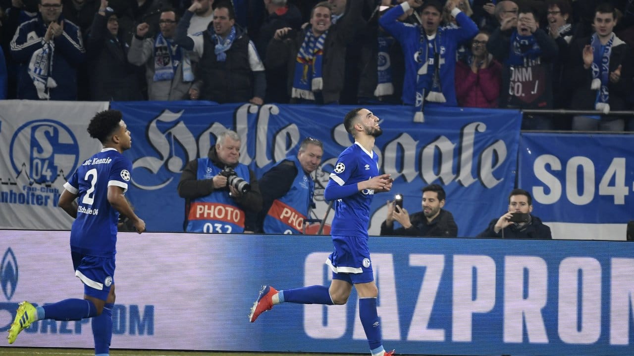 Schalkes Torschütze Nabil Bentaleb (r) jubelt mit Weston McKennie nach dem Elfmeter zum 2:1 gegen Manchester City.