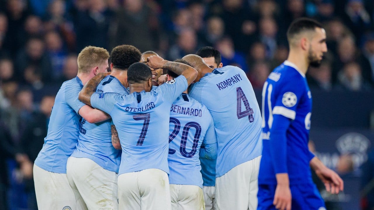 Mit zwei Toren zum Ende des Spiels konnte Manchester City das Spiel beim FC Schalke 04 mit 3:2 für sich entscheiden.