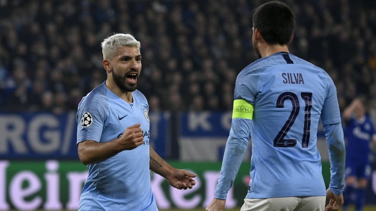 Torschütze Kun Aguero (l) von Manchester City jubelt nach dem Tor zum 1:0 mit David Silva, der die Vorlage gab.