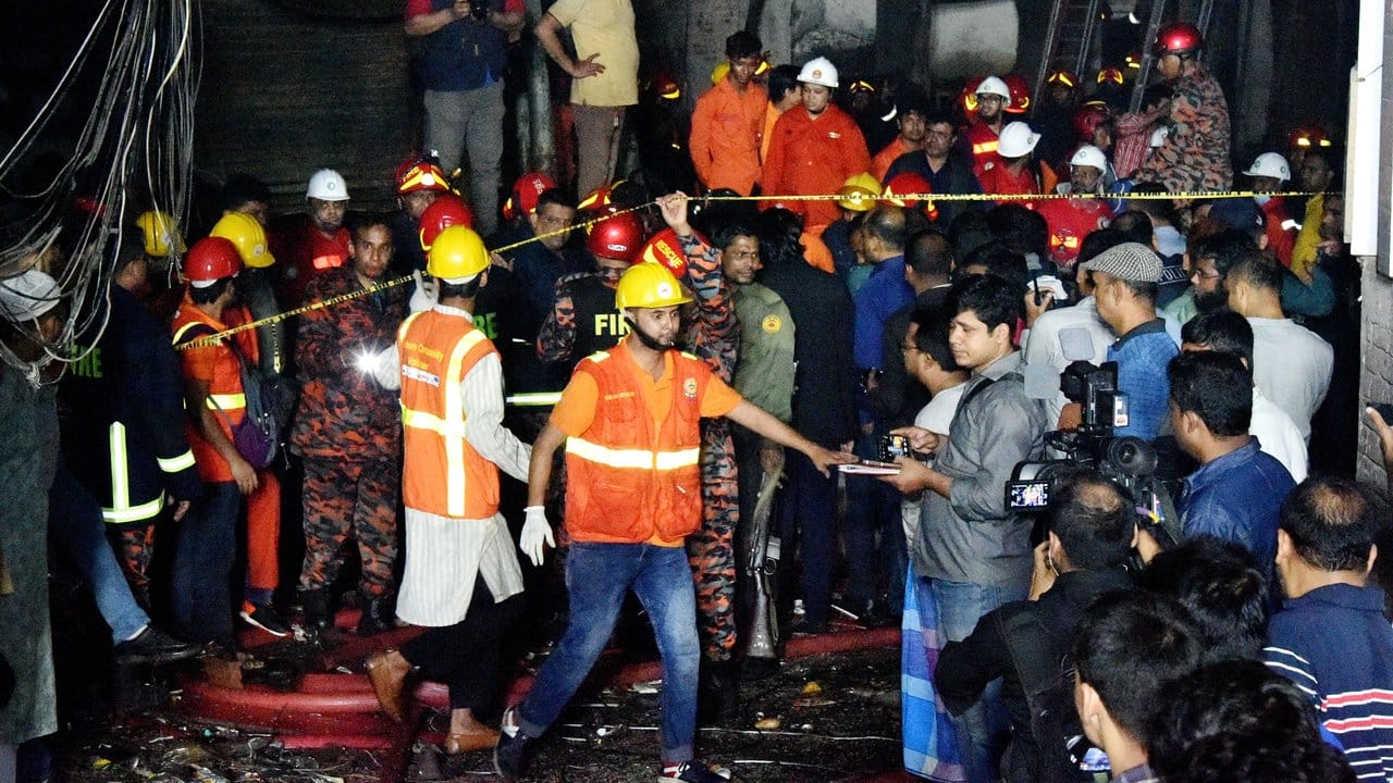 Rettungskräfte, Journalisten und Schaulustige drängten sich in den engen Gassen um den Brandherd.