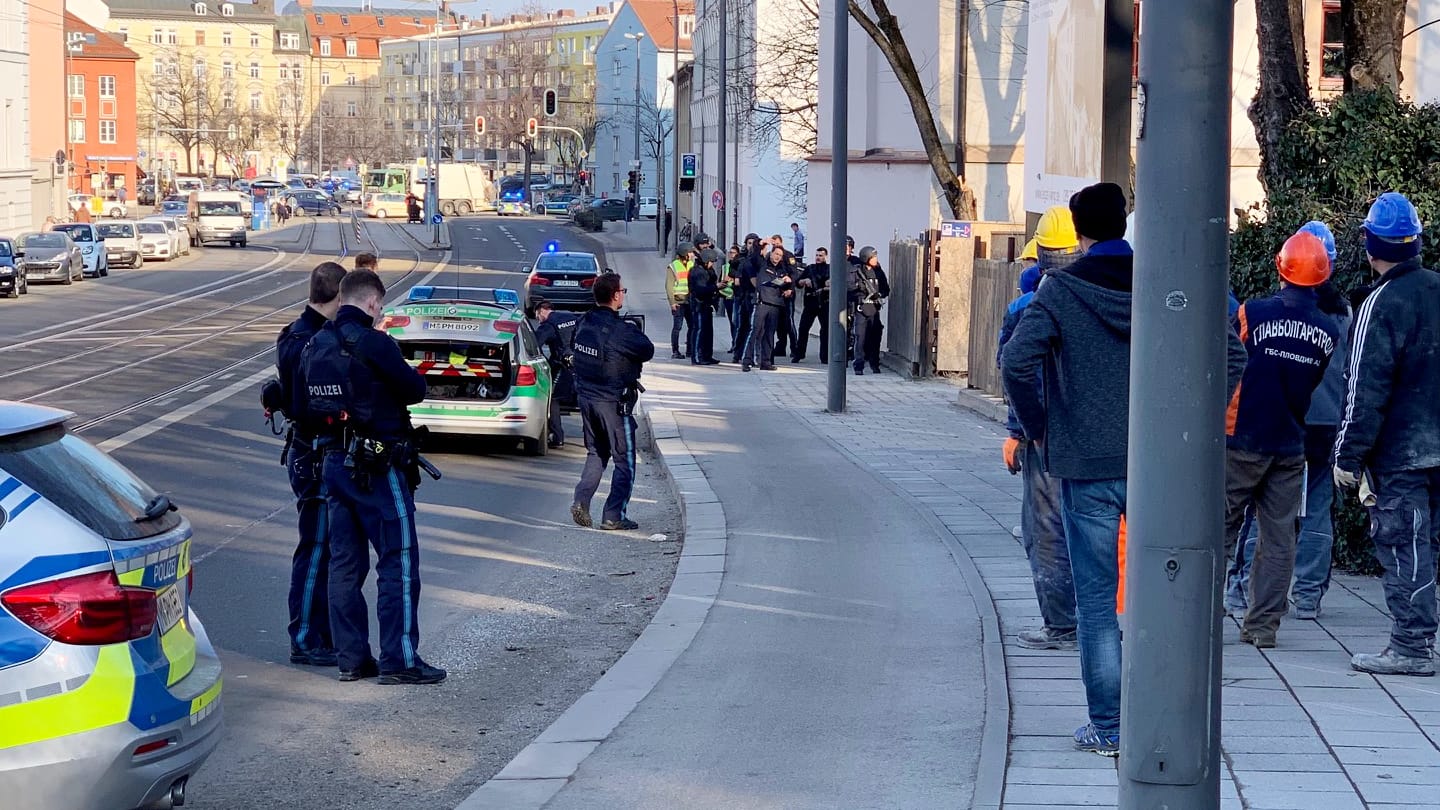 Polizisten stehen an der Einsatzstelle im Stadtteil Au. Dort waren am Morgen zwei Männer auf einer Baustelle erschossen worden.