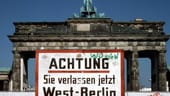 Als "antikapitalistischen Schutzwall" bezeichnete die DDR die seit August 1961 errichtete Berliner Mauer, tatsächlich sollte sie Fluchten in den Westen verhindern.