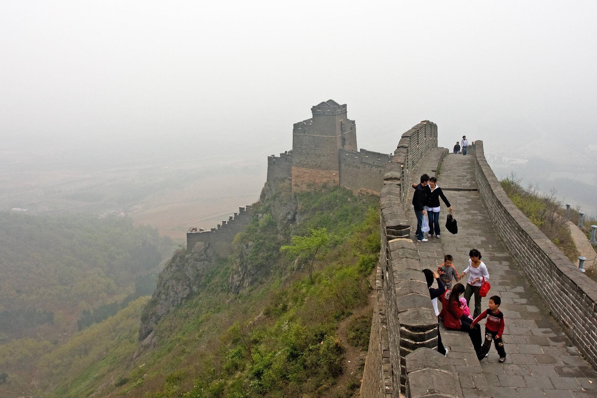 Sie ist die längste Grenzmauer der Geschichte, allerdings besteht die Chinesische Mauer aus vielen Teilstücken, die im Laufe von Jahrhunderten entstanden sind.