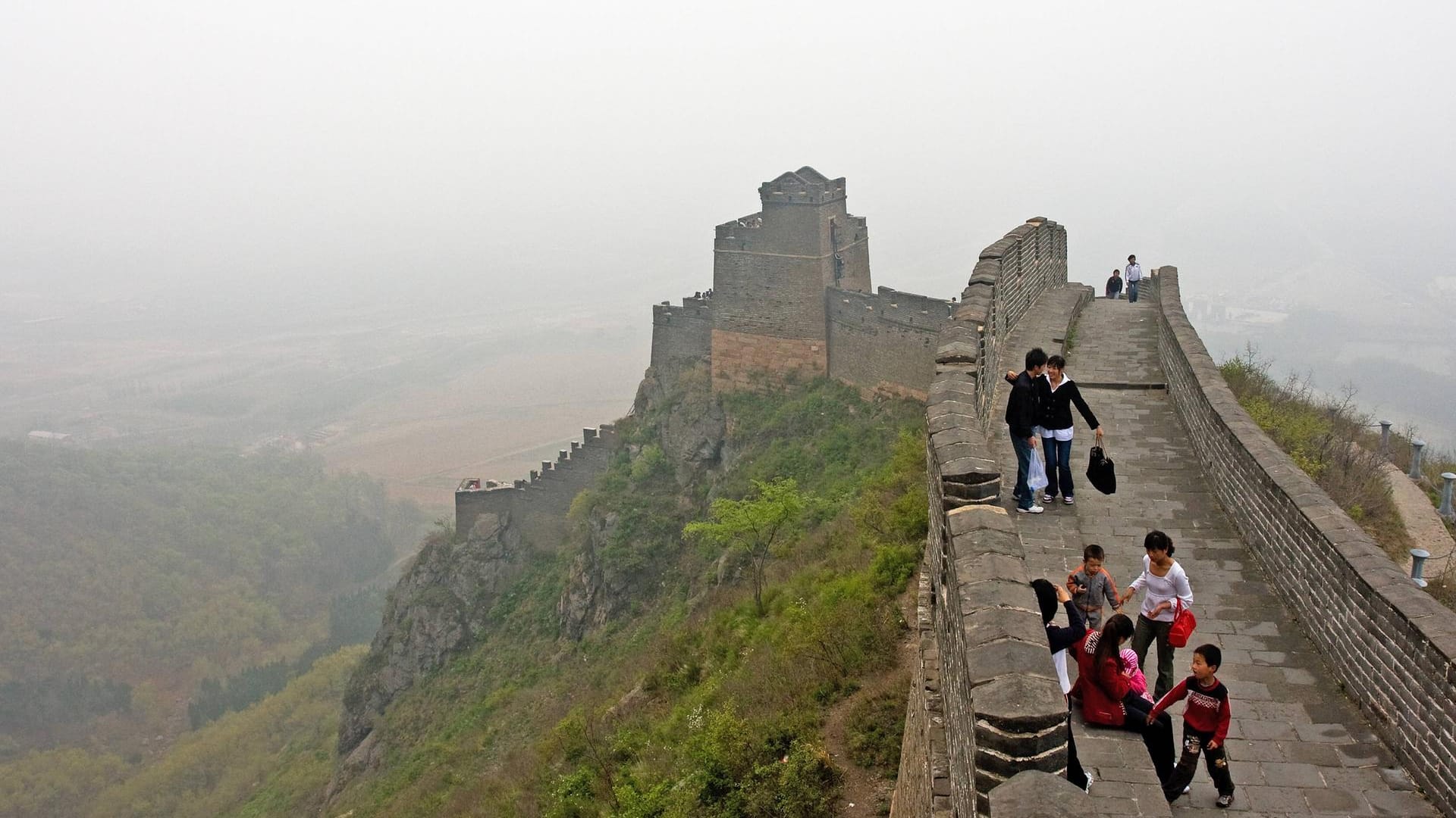 Sie ist die längste Grenzmauer der Geschichte, allerdings besteht die Chinesische Mauer aus vielen Teilstücken, die im Laufe von Jahrhunderten entstanden sind.