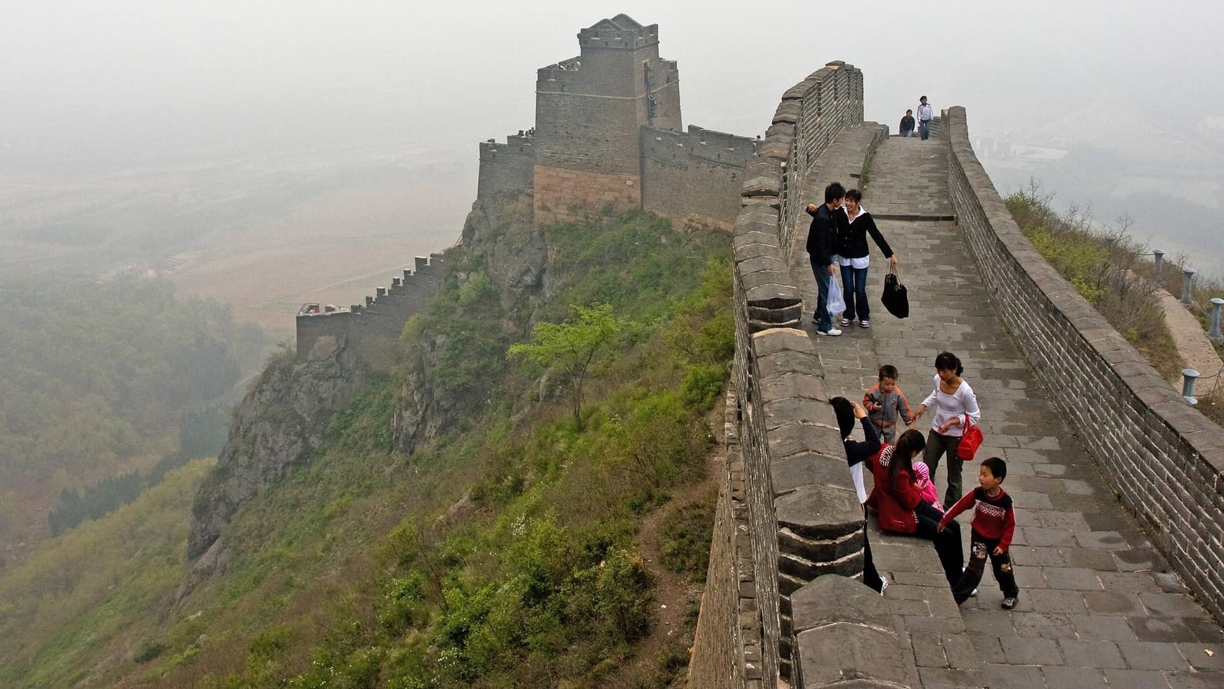 Sie ist die längste Grenzmauer der Geschichte, allerdings besteht die Chinesische Mauer aus vielen Teilstücken, die im Laufe von Jahrhunderten entstanden sind.