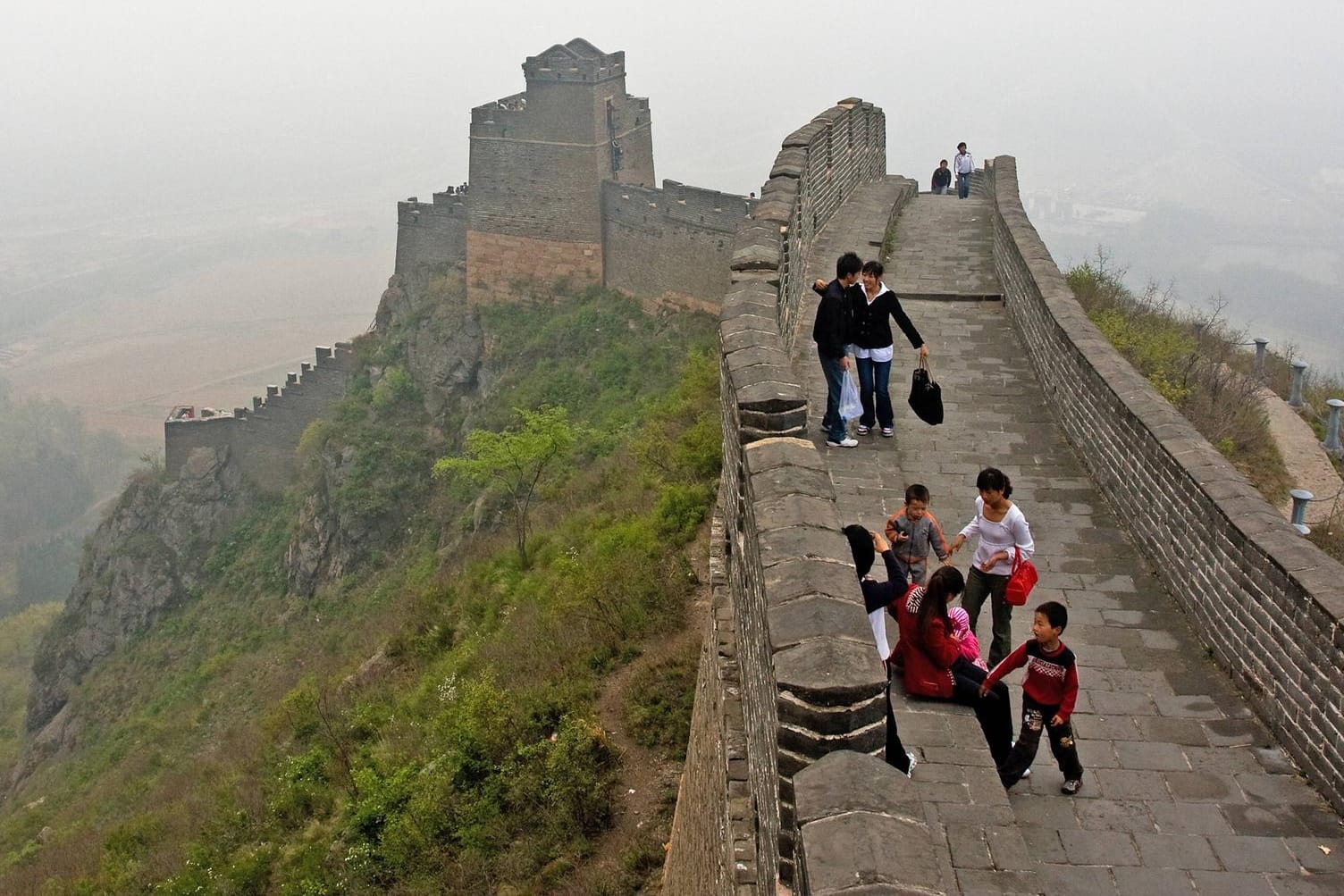 Sie ist die längste Grenzmauer der Geschichte, allerdings besteht die Chinesische Mauer aus vielen Teilstücken, die im Laufe von Jahrhunderten entstanden sind.