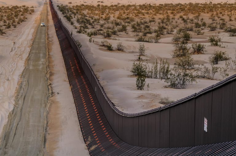 Es war das große Versprechen von Donald Trump. Der US-Präsident wollte eine gigantische Mauer an der Grenze zu Mexiko bauen, zusätzlich zu den Bereichen, die wie hier bei Nogales ohnehin schon gesichert waren.