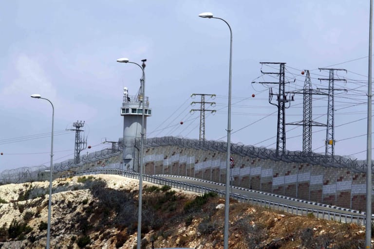 In der Gegenwart riegelt sich Israel mit Sperranlagen entlang der Grenze gegen die Palästinenser im Westjordanland ab (Aufnahme von 2014).