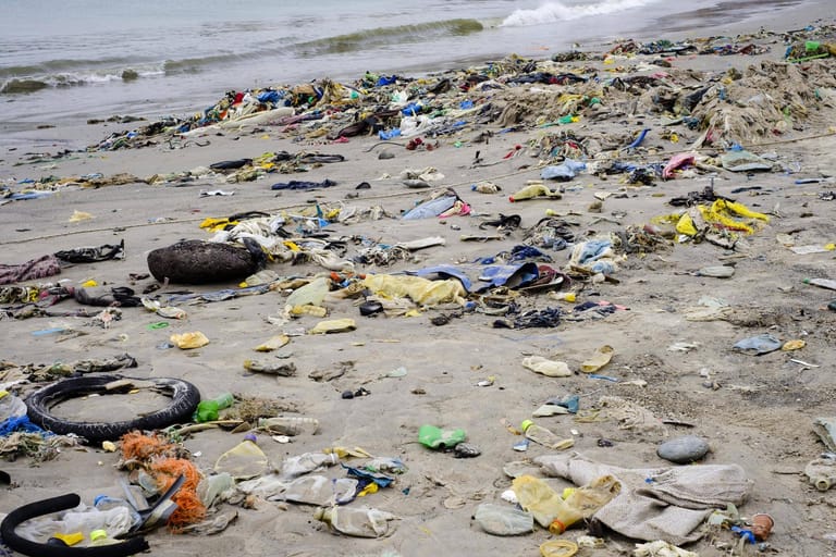 Plastikmüll am Strand Dakar Senegal Afrika