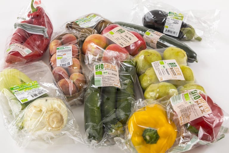 Frische Bio Lebensmittel Gemüse Obst jeweils einzeln in Plastikfolie verpackt