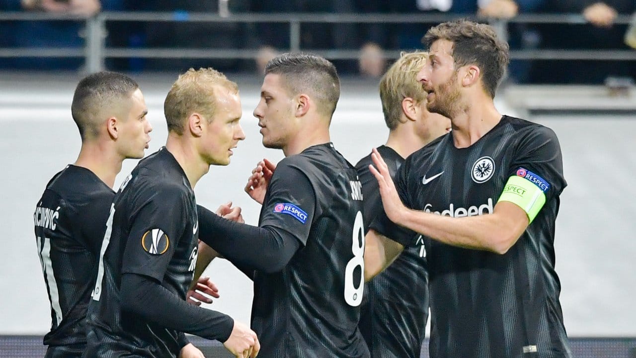 Frankfurts Torschütze Luka Jovic (M) jubelt mit seinen Teamkollegen über das 1:0 gegen Donezk.