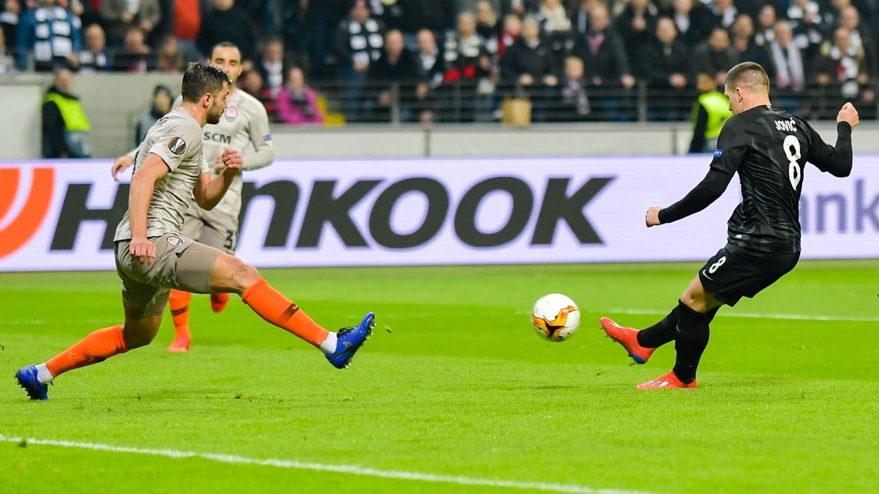 Luka Jovic (r) schiesst das Tor zum 1:0 für Eintracht Frankfurt.