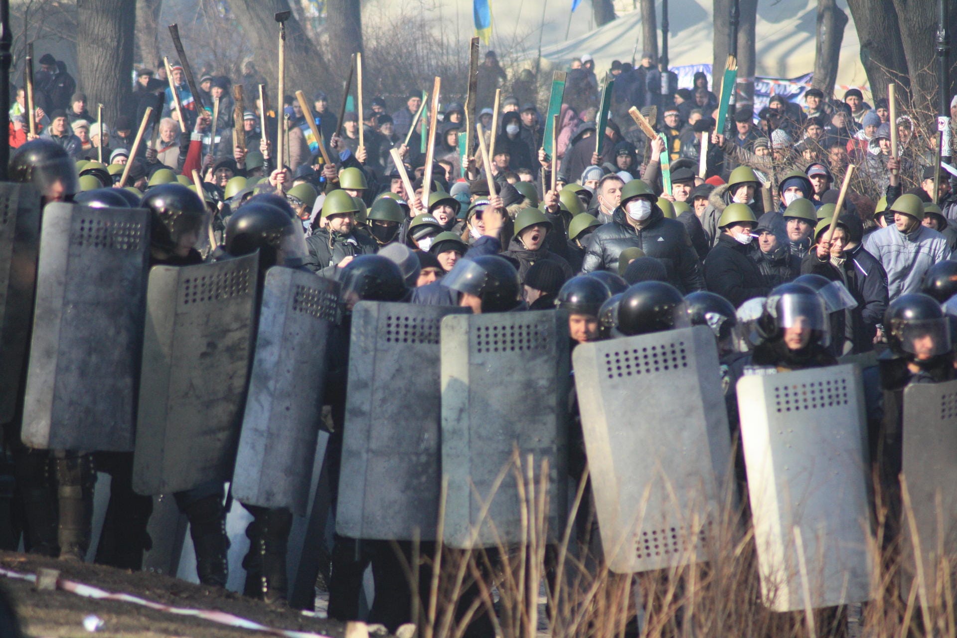 18. Februar 2014: Hinter den Polizisten stehen sogenannte Tituschki. Sie sind bezahlte Schläger.
