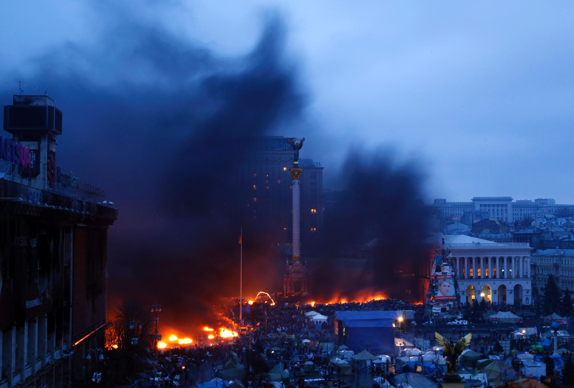 19. Februar 2014: Der Maidan-Platz steht in Flammen. Gebäude, Zelte und Barrikaden brennen. Es toben heftige Kämpfe.