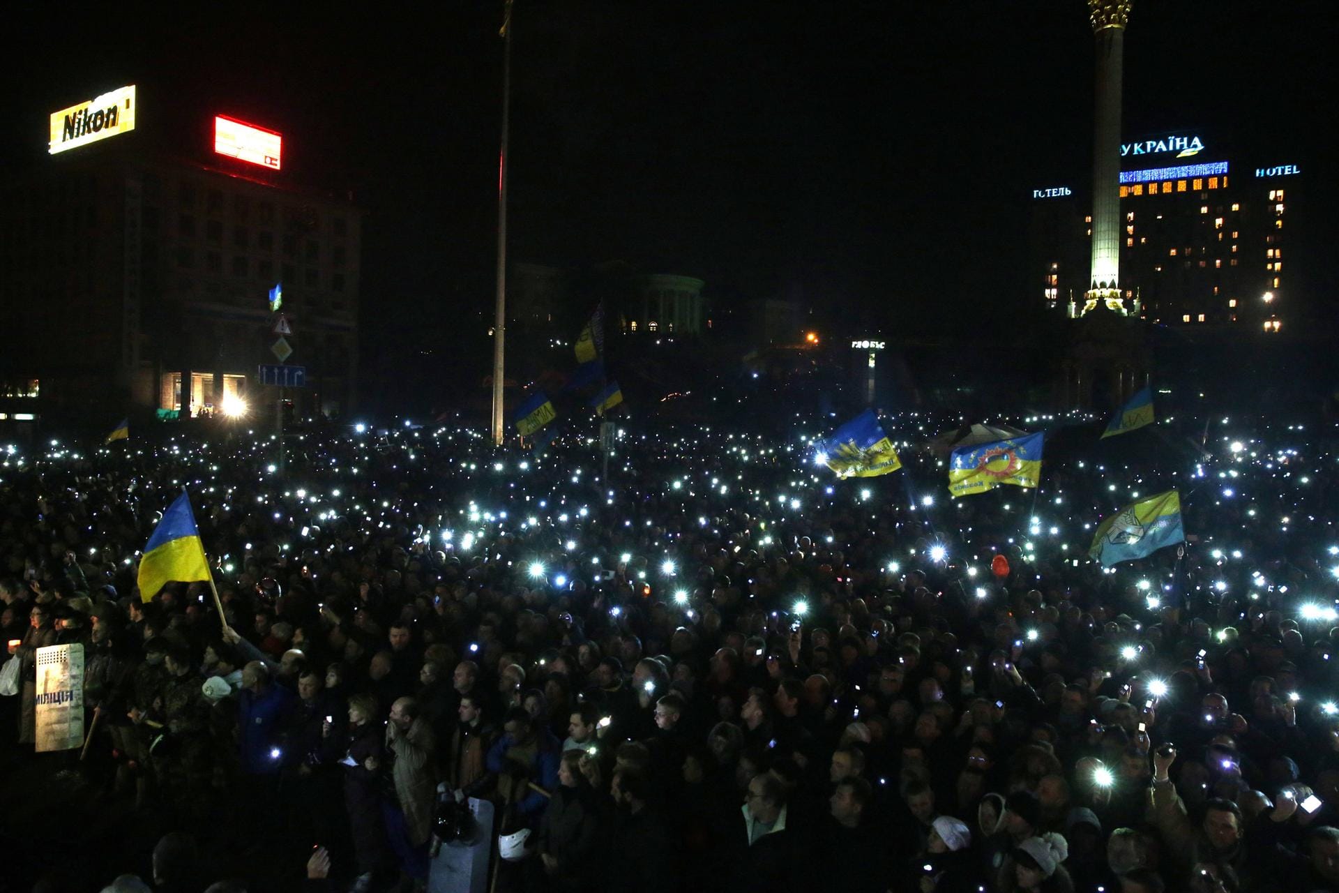 22. Februar 2014: Tausende sind zum Maidan-Platz gekommen, um die vielen Menschen zu beklagen, die in den vergangenen Tagen ums Leben gekommen sind.