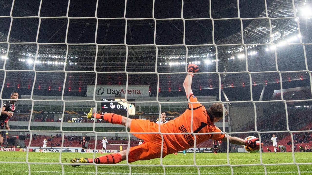 Leverkusens Torwart Lukas Hradecky hält einen Ball.