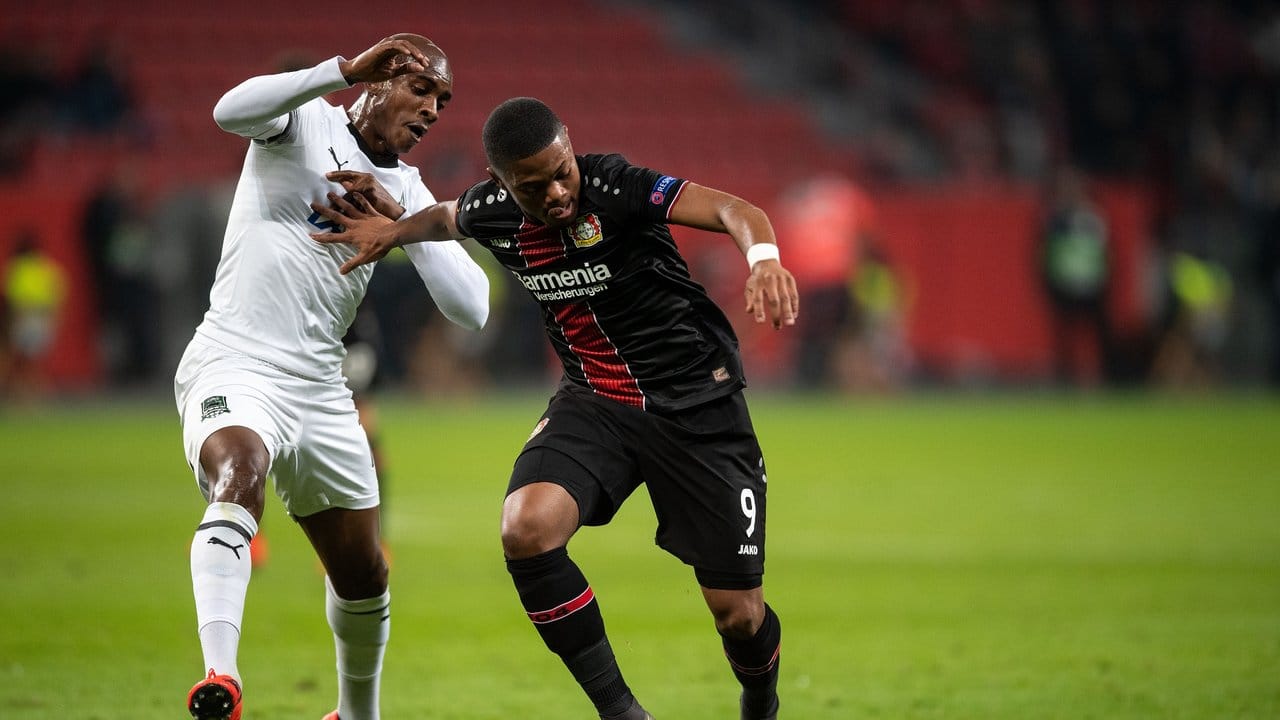 Leverkusens Leon Bailey (r) setzt sich im Duell um den Ball gegen Charles Kaboré von FK Krasnodar durch.