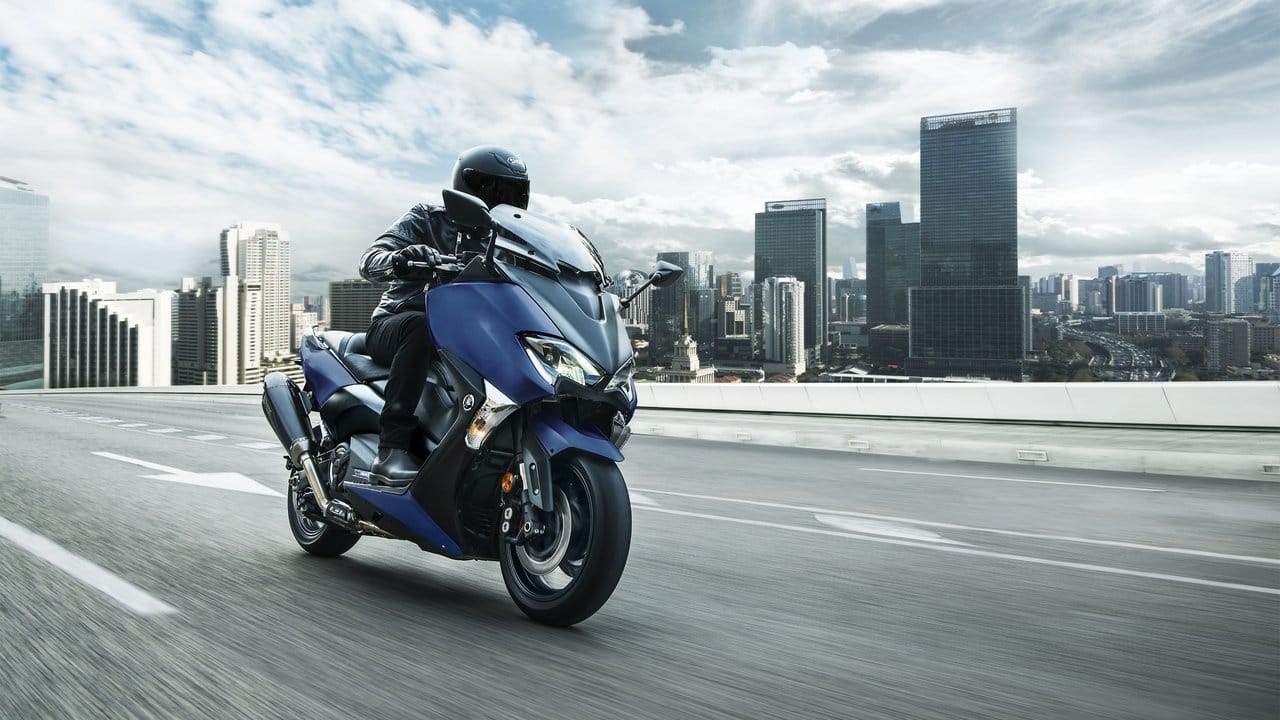 Motorrad oder Roller? Bei Modellen wie der Yamaha Tmax wirkt der optische Unterschied gering.