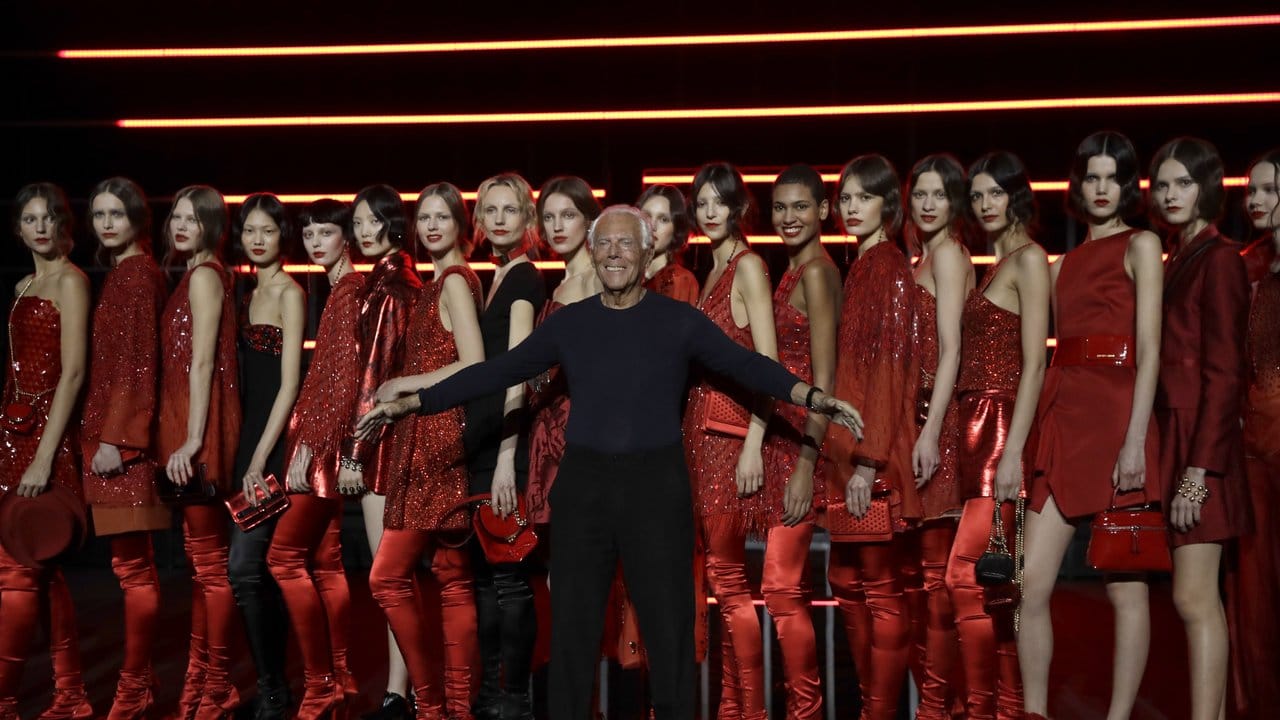 Giorgio Armani überrascht mit vielen roten Outfits.