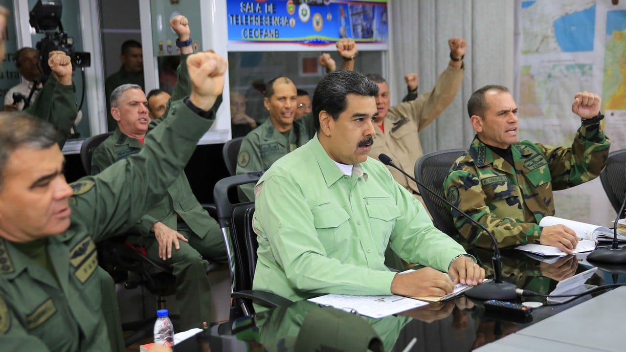 Präsident Maduro hält die Hilfslieferungen für einen Vorwand für eine militärische Intervention und hat die Streitkräfte angewiesen, sie nicht ins Land zu lassen.