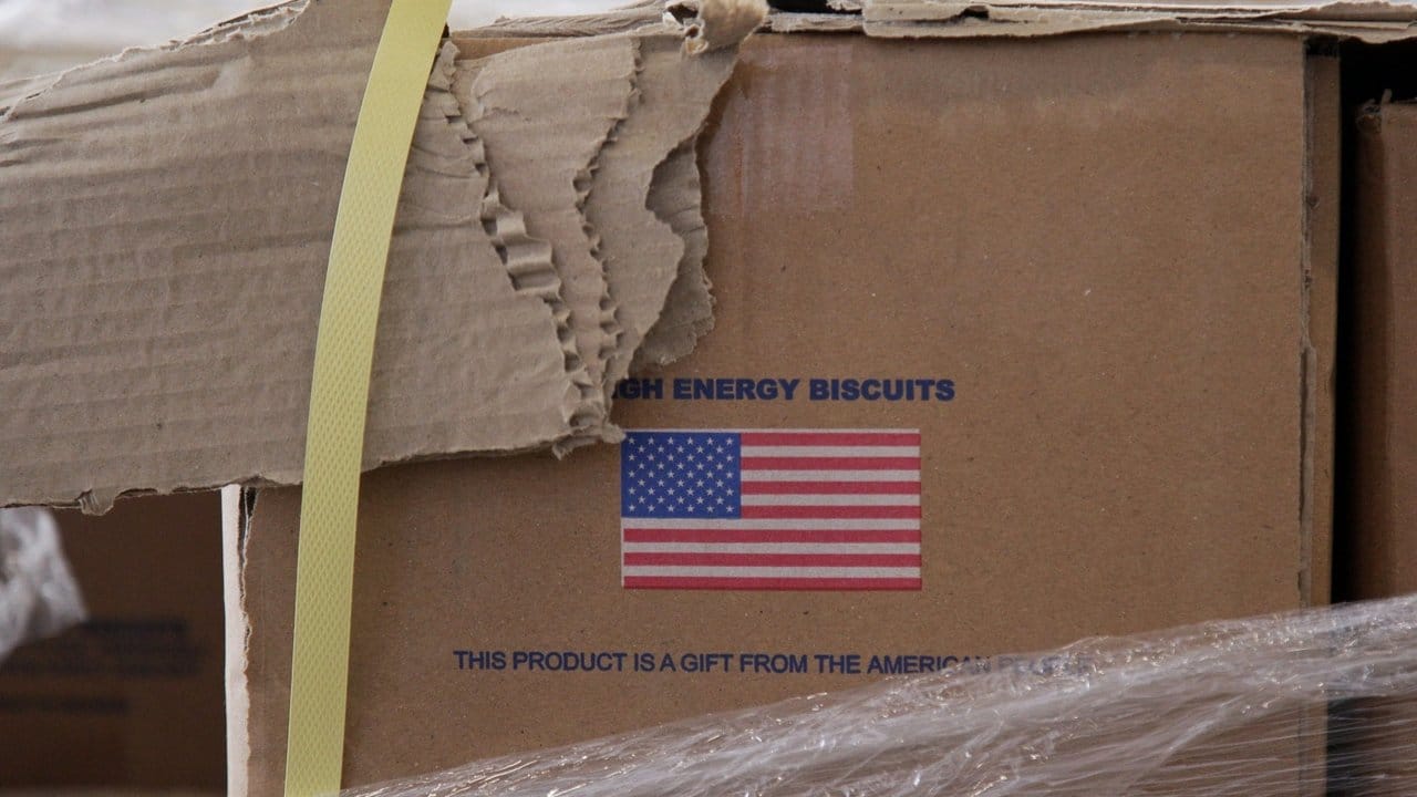 "Dieses Produkt ist ein Geschenk der US-Bevölkerung", steht an einer Kiste mit Keksen, die für Venezuela gespendet wurde.
