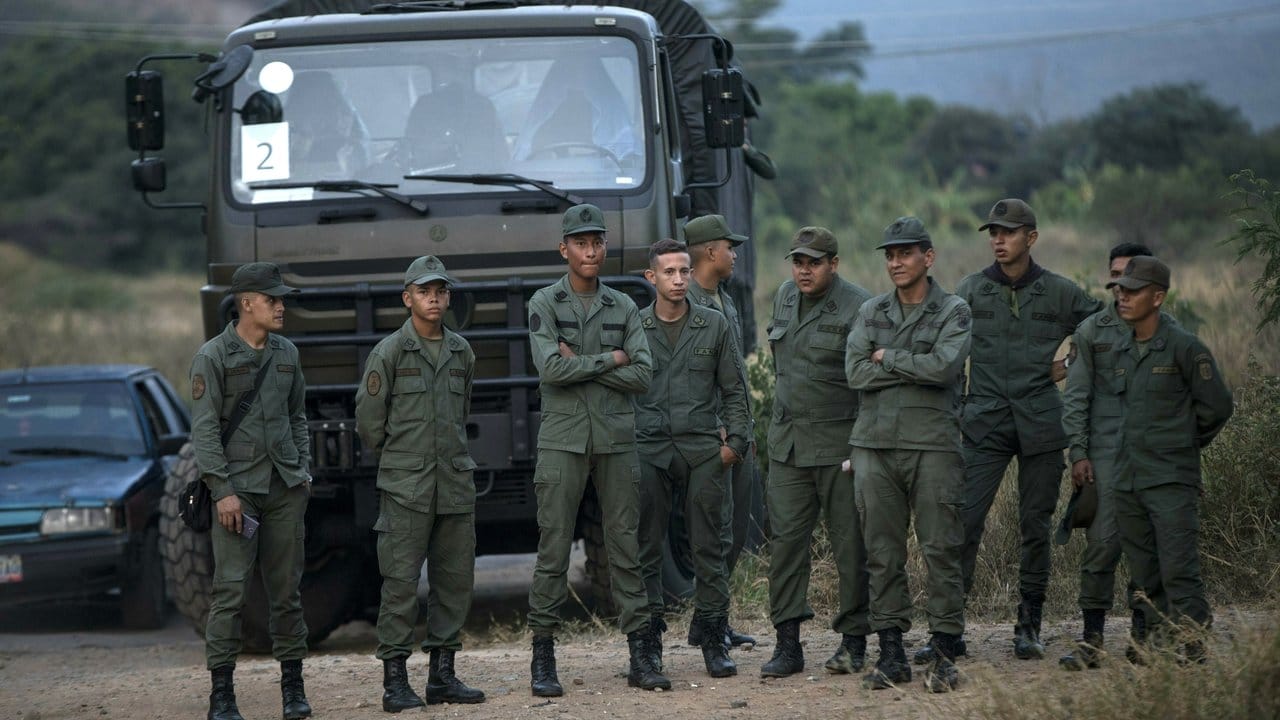 Soldaten stehen kurz vor der Tienditas-Brücke, die Venezuela mit Kolumbien verbindet.