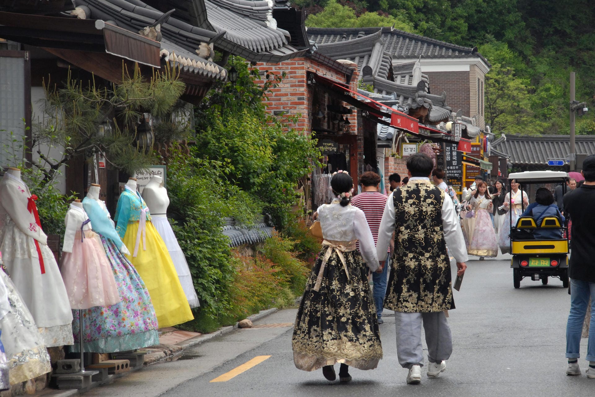 Hanok-Village: Viele Besucher leihen sich für den Bummel im Zentrum von Jeonju die traditionelle koreanische Tracht.