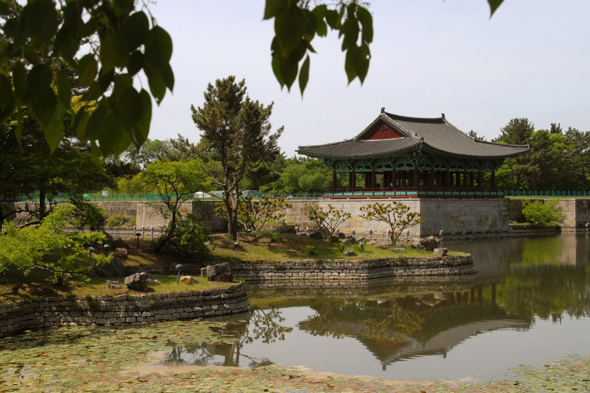 Rekonstruktion am Wolji-Teich: Nach der Entdeckung einiger Ruinen 1975 wurden in Gyeongju einige Pavillons neu aufgebaut.
