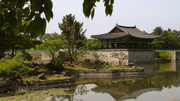 Rekonstruktion am Wolji-Teich: Nach der Entdeckung einiger Ruinen 1975 wurden in Gyeongju einige Pavillons neu aufgebaut.