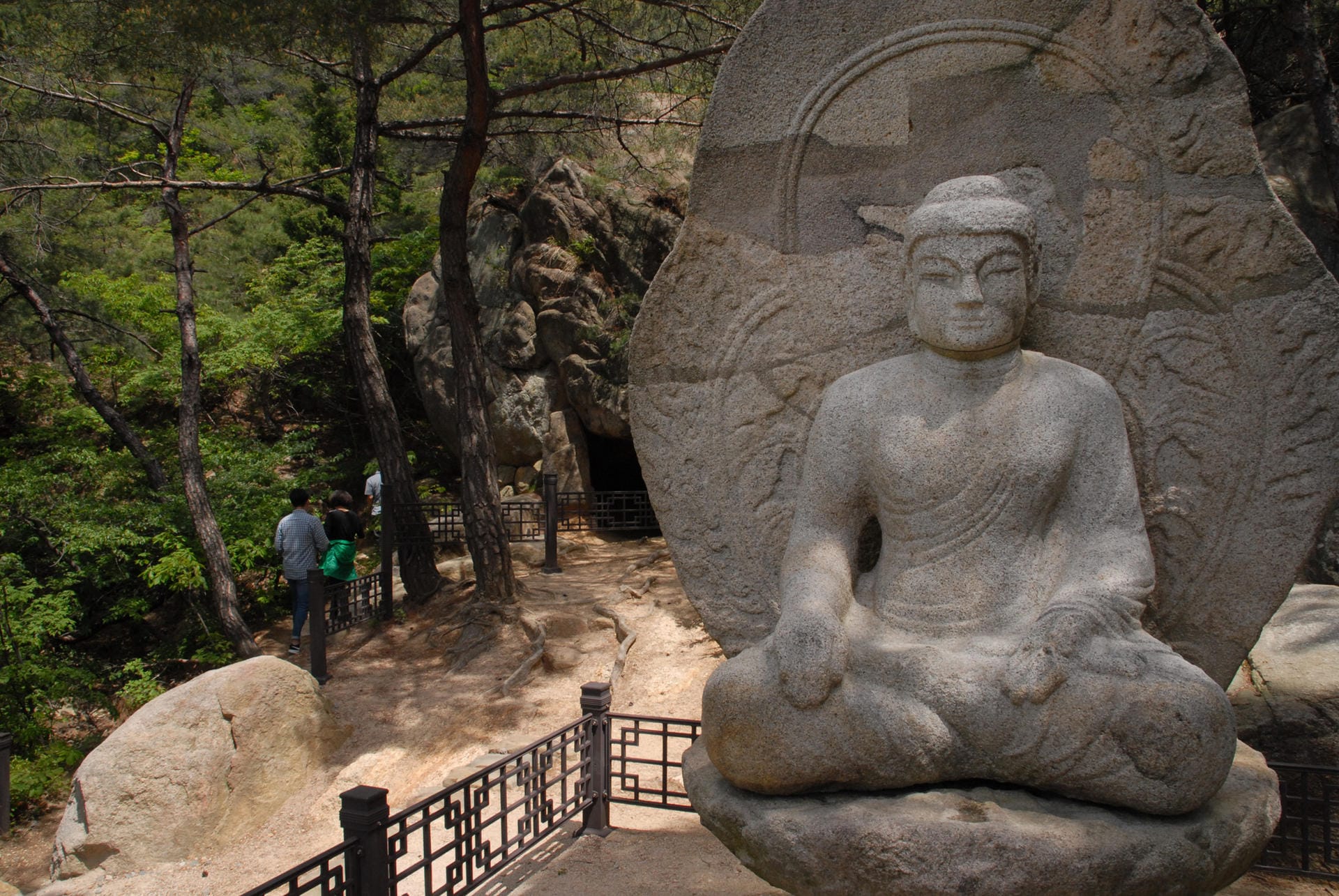 Buddha-Statuen: Am Mount Namsan können Besucher zu Tempeln und Pagoden sowie mehr als 50 Statuen wandern.