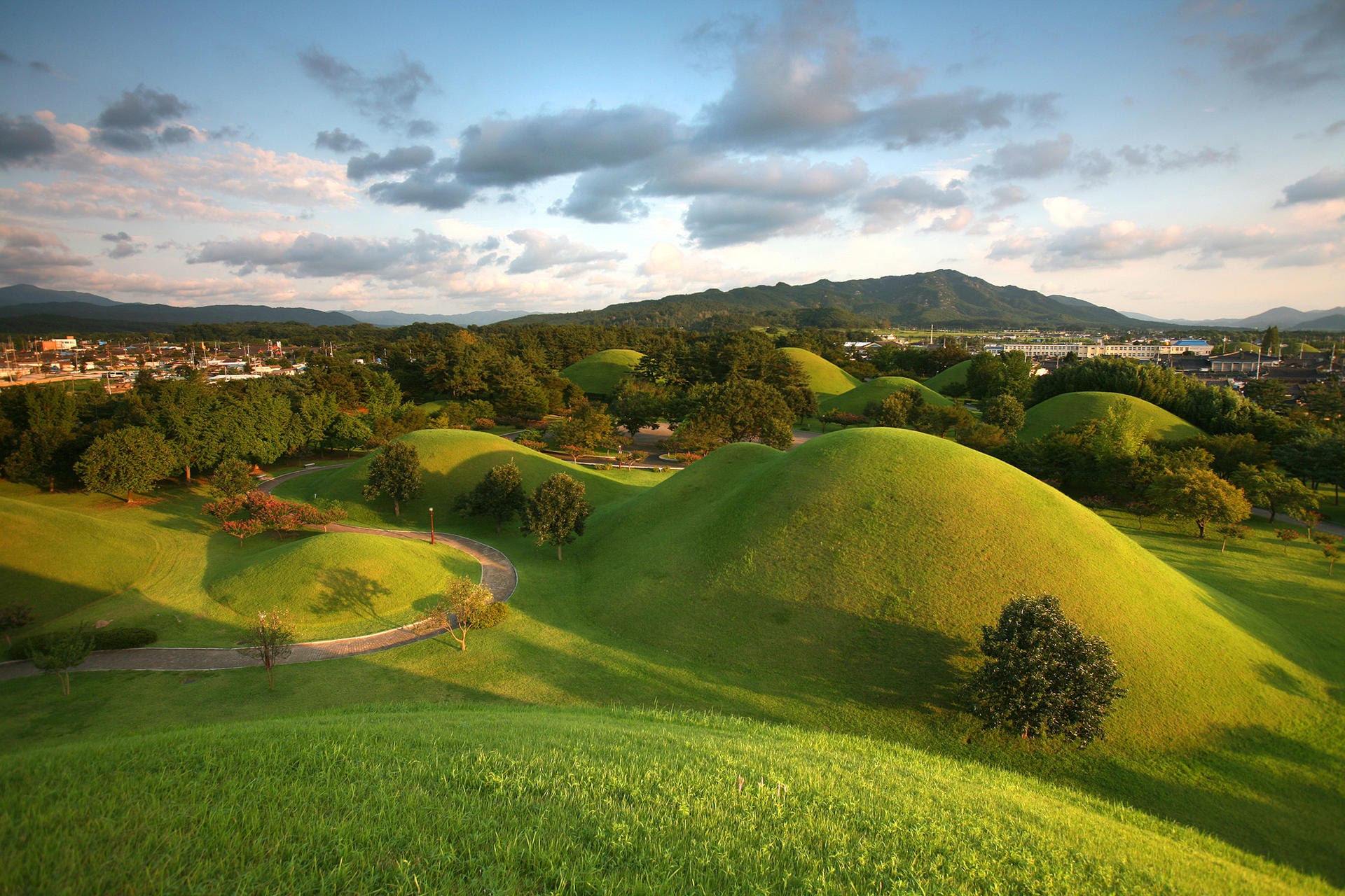 Gyeongju: Es gibt etwa 200 dieser sogenannten Tumuli – Königsgräber unter grünen Hügeln.