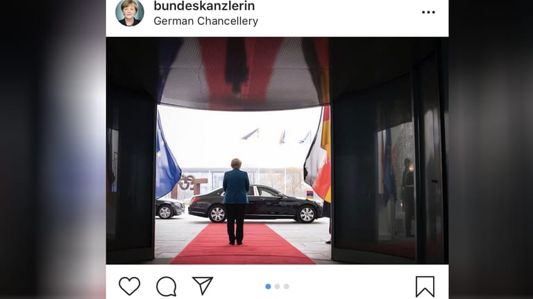 Der Instagram-Account von Angela Merkel bietet keine privaten Details über die Kanzlerin. Dennoch verfolgt ihr Medien-Team eine klare Strategie. Bei vielen Fotos blickt man der Kanzlerin über die Schulter. Der Nutzer erlebt das Kanzler-Leben aus ihrer Perspektive. Solche Fotos sind ein klarer Instagram-Trend, sagt Digital-Berater Martin Fuchs.