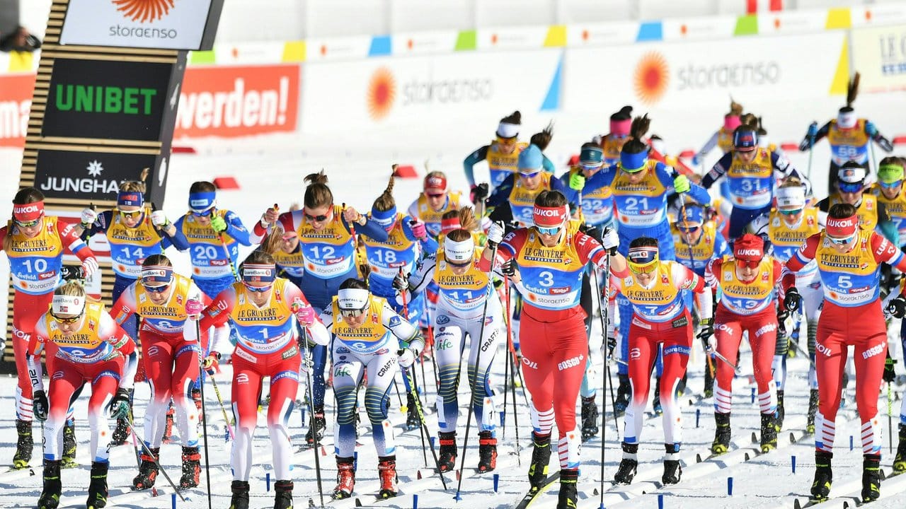 Massenstart der Damen zum Skiathlon über 15 Kilometer.
