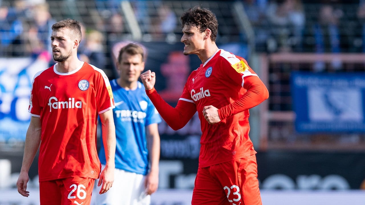 Kiels Janni Serra (r) bejubelt sein Tor zum 2:0 gegen den VfL Bochum.