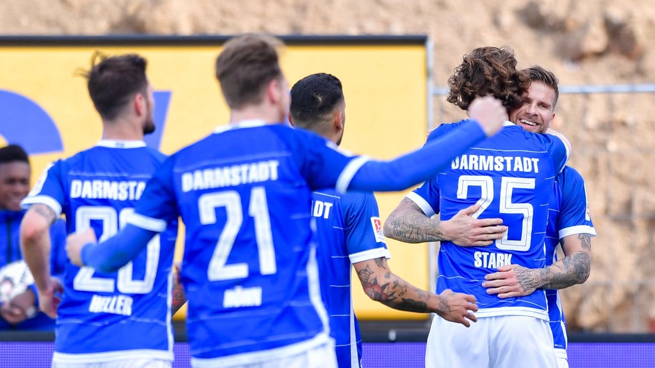 Darmstadt 98 feiert den 2:0-Sieg über Dynamo Dresden.