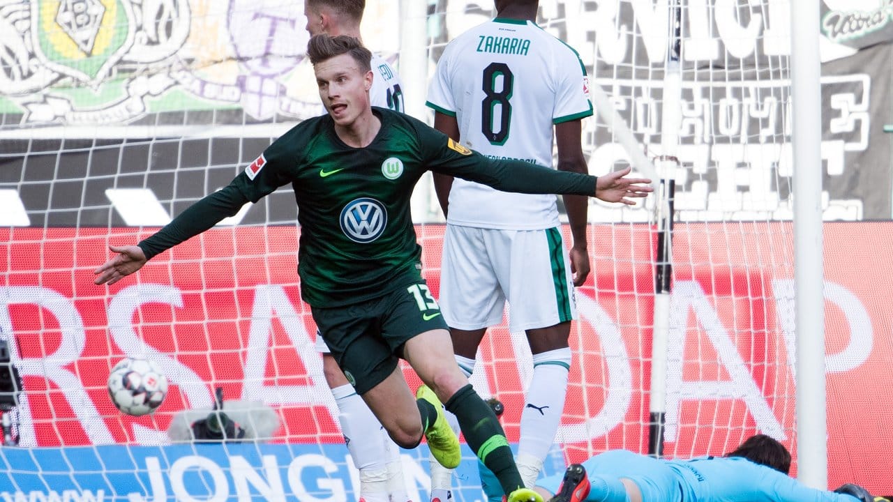 Der Wolfsburger Yannick Gerhardt dreht jubelnd nach seinem Tor zum 1:0 ab.