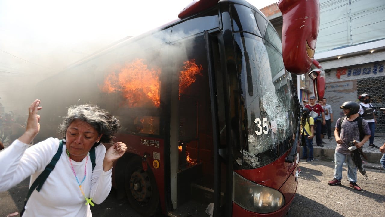 Ein Reisebus steht in Flammen.