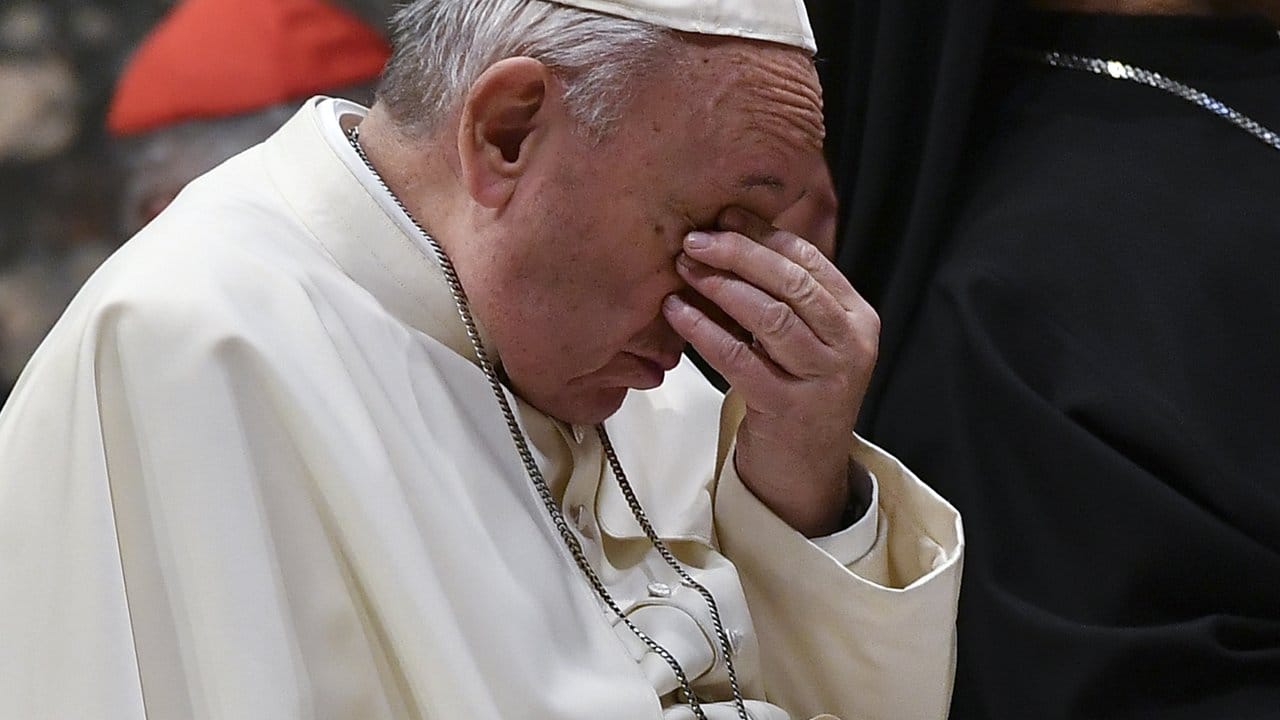 Papst Franziskus nimmt an einem Bußgottesdienst am dritten Tag des Gipfeltreffens der Katholischen Kirche zum Thema Missbrauch teil.