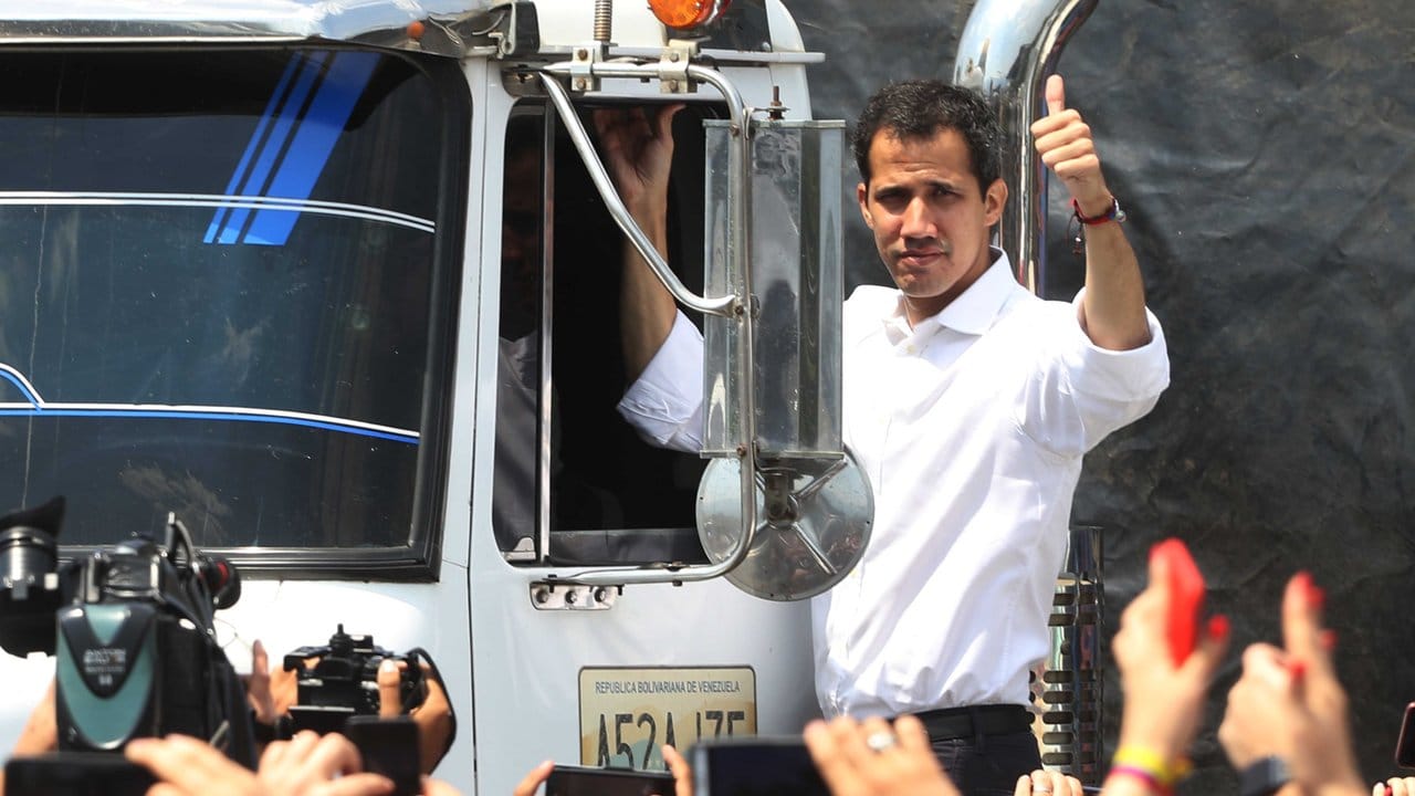 Juan Guaido, selbst ernannter Interimspräsident von Venezuela, zeigt sich optimistisch, als er mit einem Lastwagen, der humanitäre Hilfe nach Venezuela transportieren soll.
