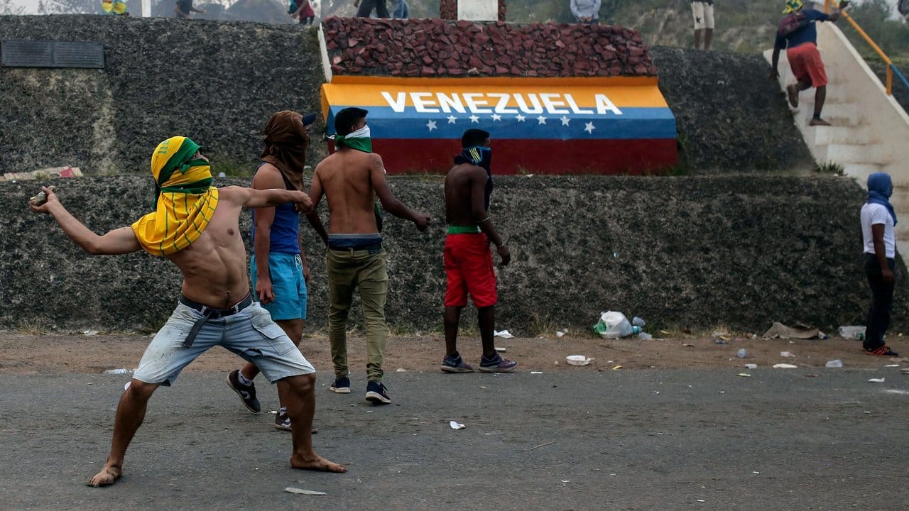 Konfrontation an der Grenze zu Brasilien: Venezolanische Demonstranten werfen Steine.