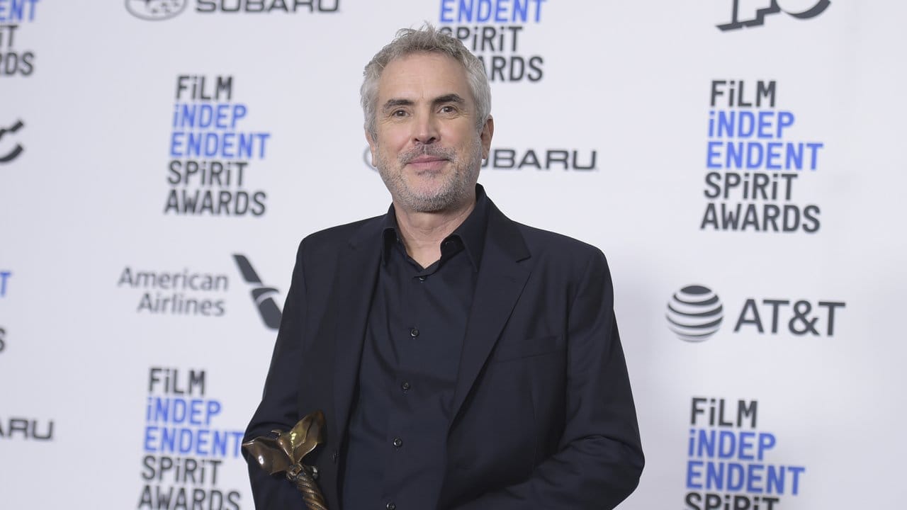 Regisseur Alfonso Cuarón mit seinem Preis für den besten internationalen Film. Regisseur Alfonso Cuarón mit seinem Preis für den besten internationalen Film.