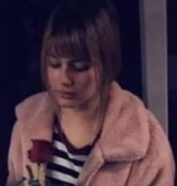 Seit Montag sucht die Polizei Berlin nach Rebecca Reusch und bittet nun um Hinweise zum Verschwinden. Die 15-jährige trug am Tage ihres Verschwindens diese rosa Plüschjacke.