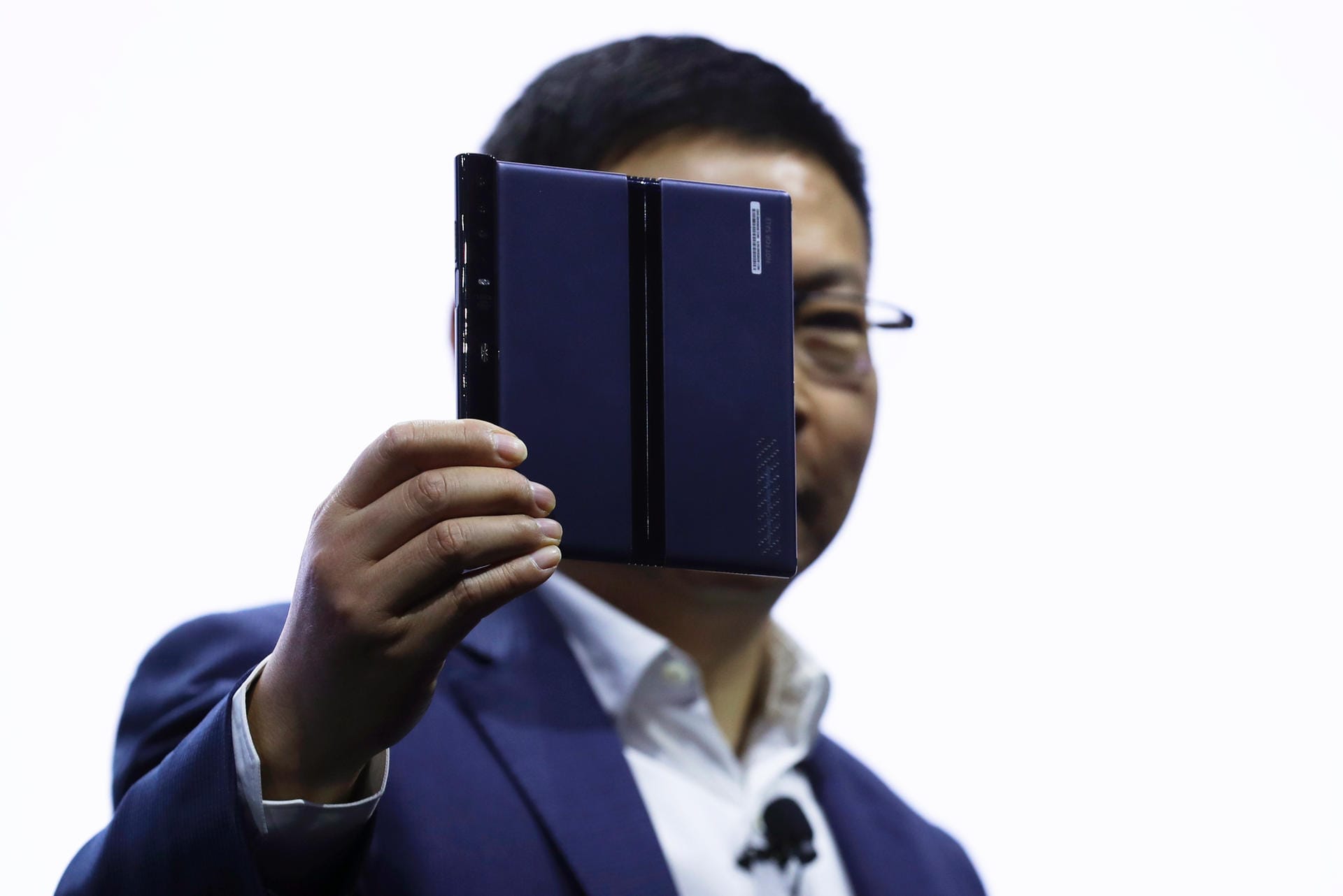 Huawei-Chef Richard Yu zeigt das Huawei Mate X