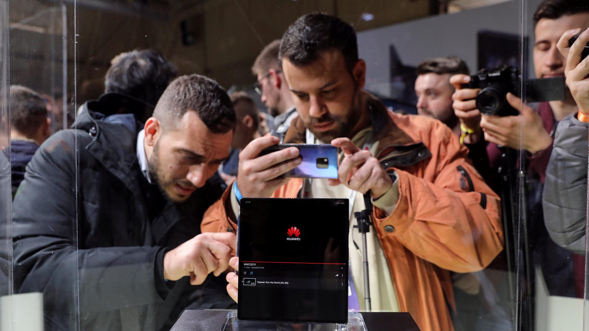 Besucher auf dem Mobile World Congress machen Fotos vom Huawei Mate X