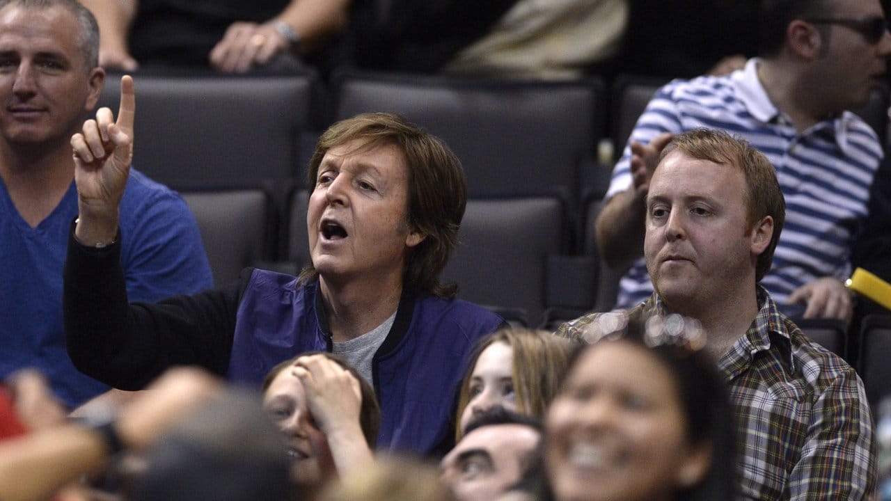 Paul McCartney und sein Sohn James schauen sich ein Basketball-Match in Los Angeles an.