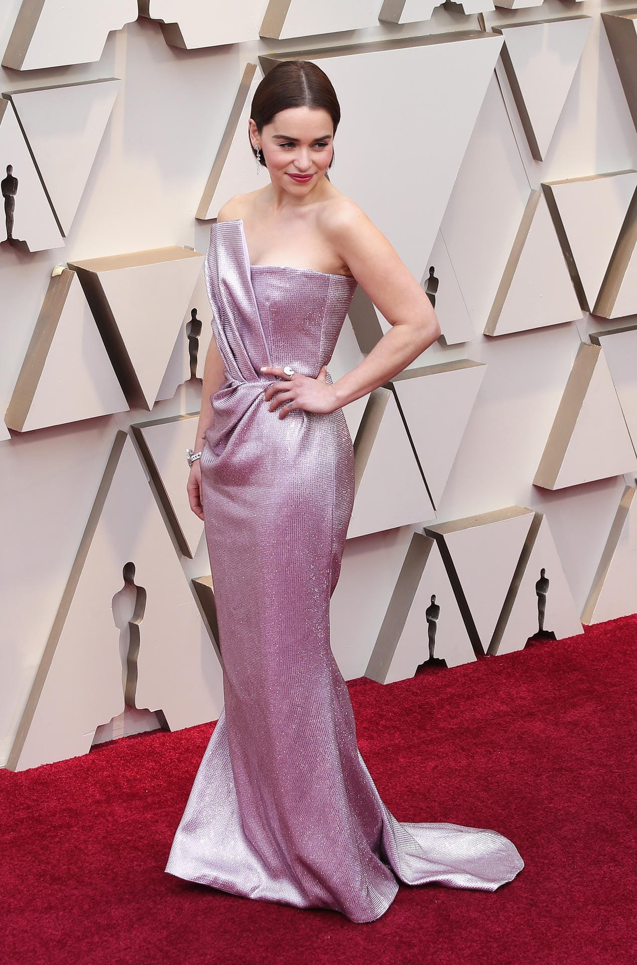 Emilia Clarke: Sie wählte ein fliederfarbenes Glitzerkleid.