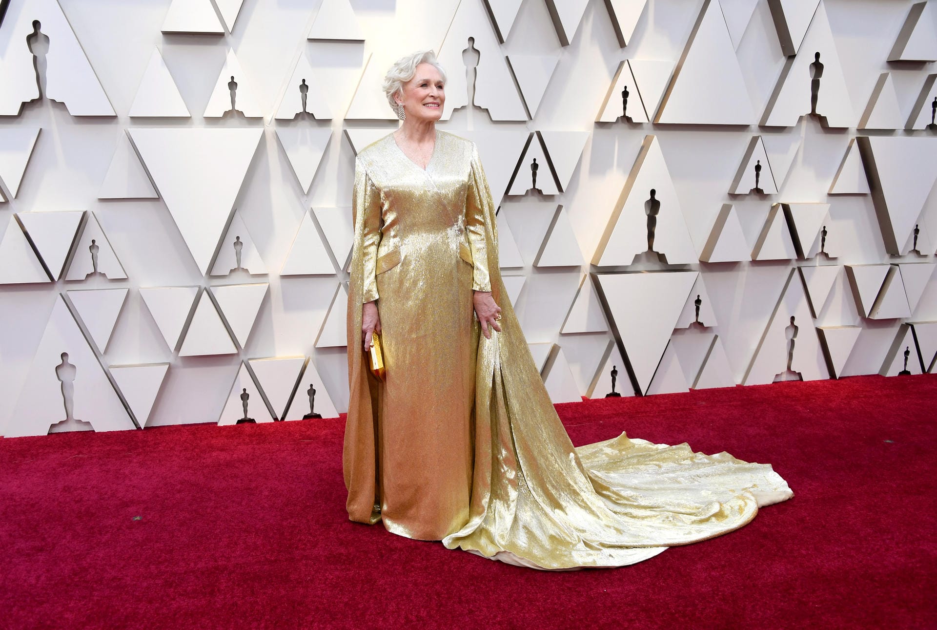 Glenn Close: Ihr Kleid mit Cape ist schon perfekt auf den Oscar abgestimmt. Ob sie ihn am Ende des Abends in der Hand halten wird?
