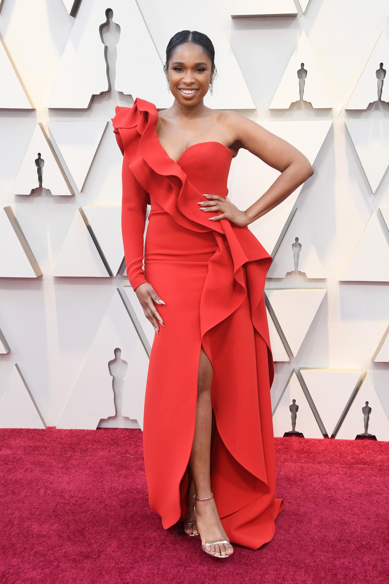 Jennifer Hudson: Auffälliges Rot und ein asymmetrischer Schnitt – ein perfekter Red-Carpet-Look
