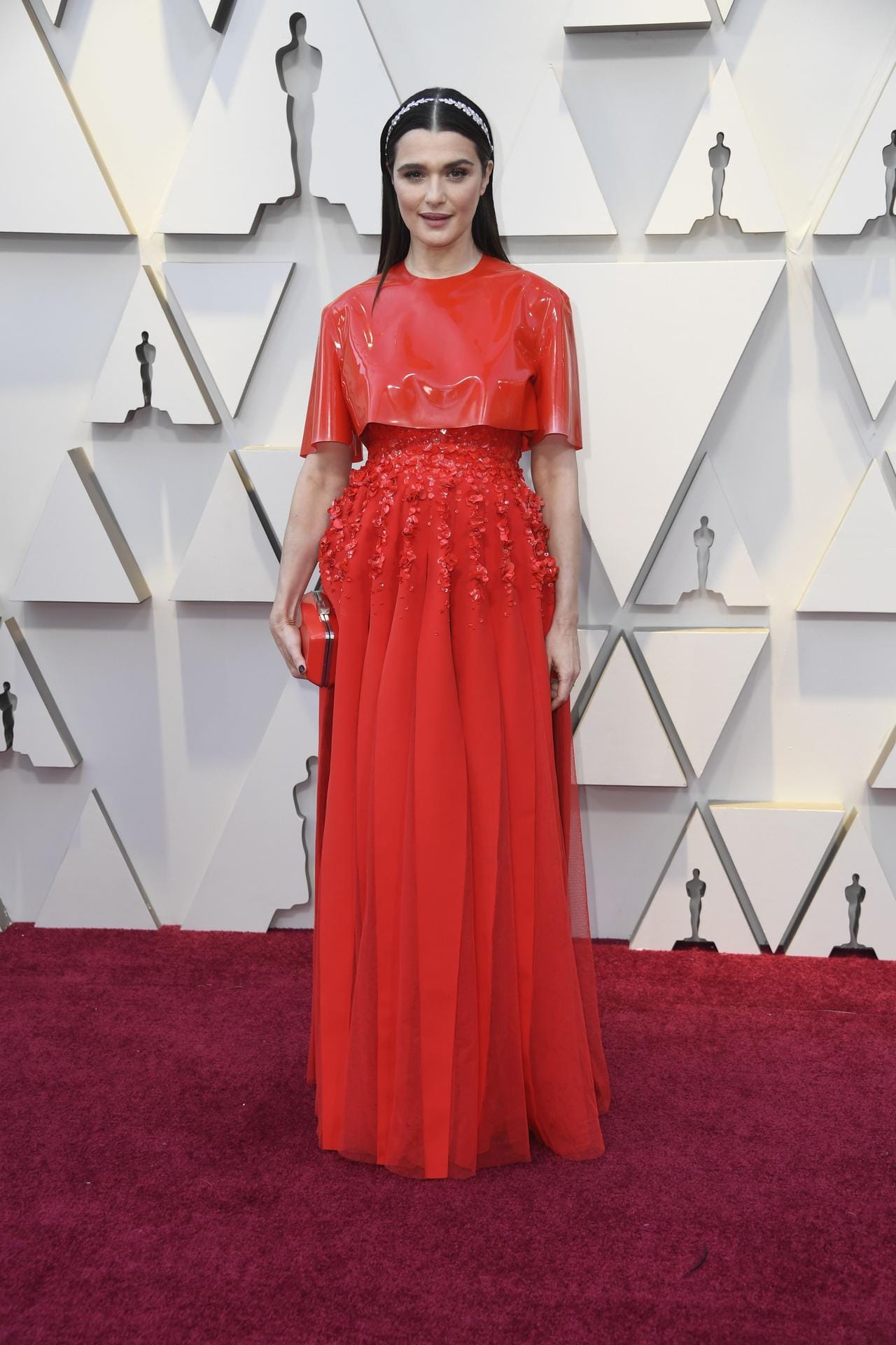 Rachel Weisz: Sie präsentiert ein Kleid in intensivem Rot.